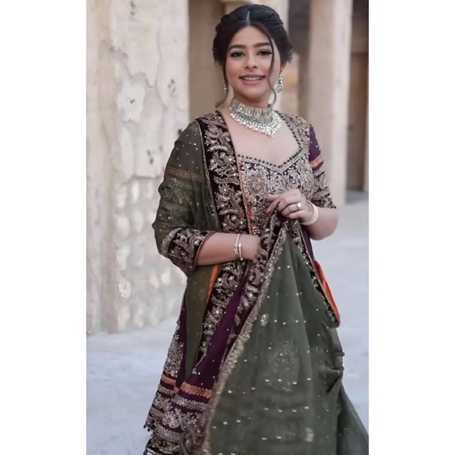 Ausgefallener Salwar Kameez aus Chiffon in Burgund mit Olive – kunstvoll bestickt, hochwertig verarbeitet – 3-teiliges Set in Grösse 40