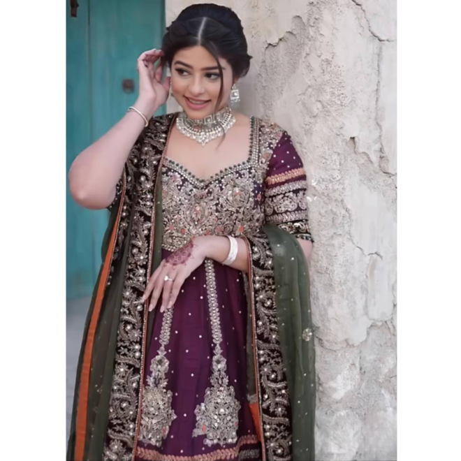 Ausgefallener Salwar Kameez aus Chiffon in Burgund mit Olive – kunstvoll bestickt, hochwertig verarbeitet – 3-teiliges Set in Grösse 40