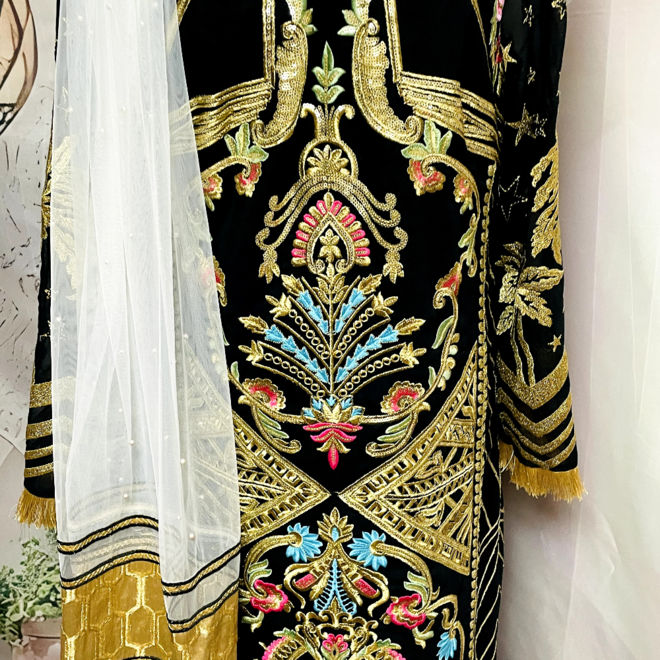 Elegantes Salwar Kameez Suit mit exklusiver und aufwendiger Bestickung