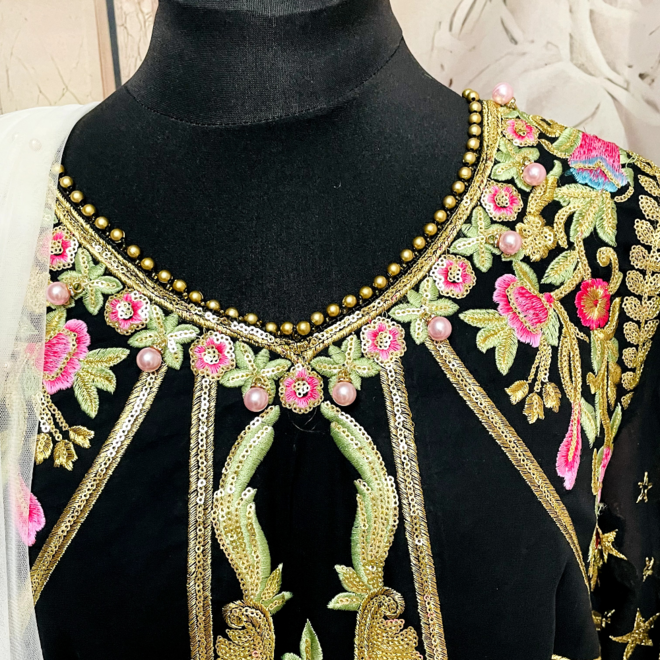 Elegantes Salwar Kameez Suit mit exklusiver und aufwendiger Bestickung