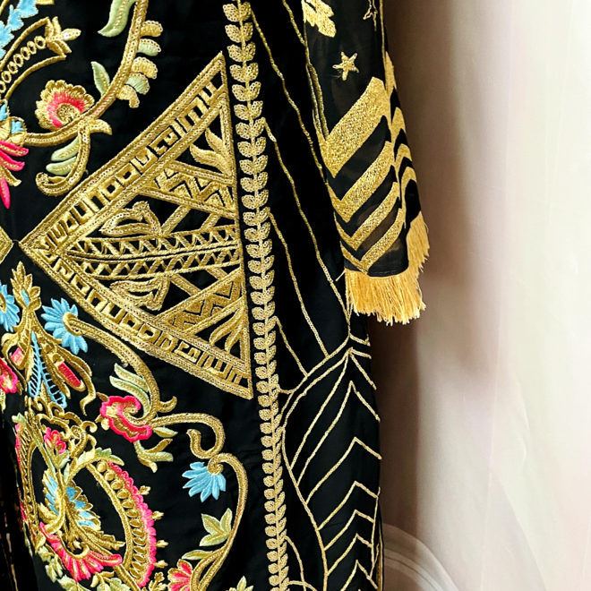 Elegantes Salwar Kameez Suit mit exklusiver und aufwendiger Bestickung