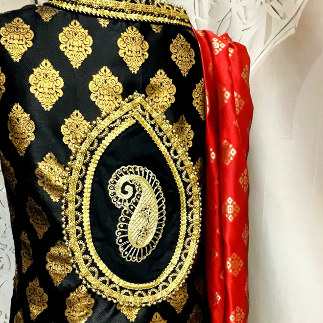 Schwarz-goldener Salwar Kameez mit aufwendiger Applikation & Terracotta-Dupatta