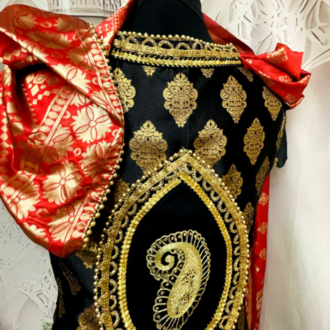 Schwarz-goldener Salwar Kameez mit aufwendiger Applikation & Terracotta-Dupatta