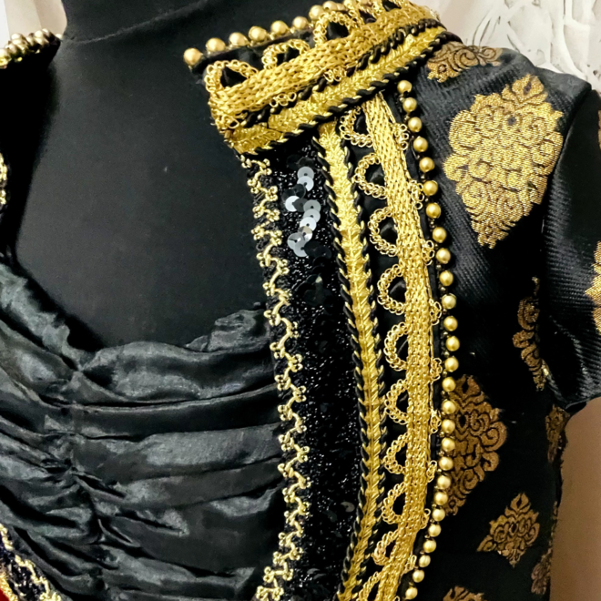 Schwarz-goldener Salwar Kameez mit aufwendiger Applikation & Terracotta-Dupatta