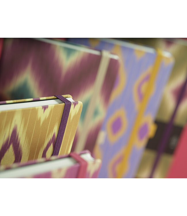 7Q04-II-999: Pakket met 22 notitieboeken Ikat