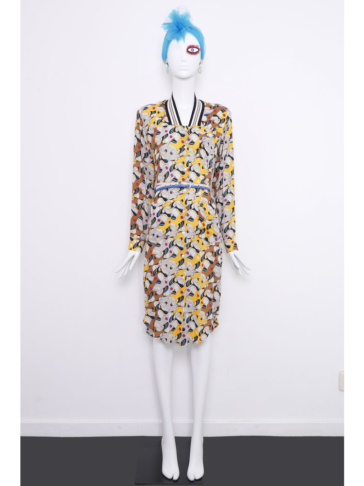 SIS by Spijkers en Spijkers Rechte doorknoop jurk met tricot boord in geel-beige-bruine RIBBON print