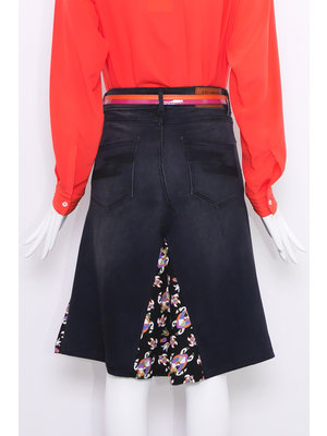 SIS by Spijkers en Spijkers Zwarte, flair jeans rok gecustomized met TURTLE print fabric
