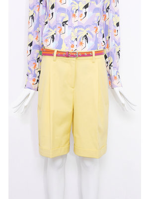 licht gele katoenen bermuda shorts met bandplooi en omslag