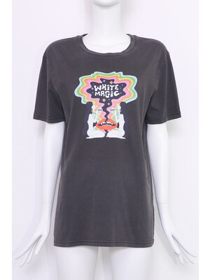 zwart T-shirt met WHITE MAGIC print (gewassen look)