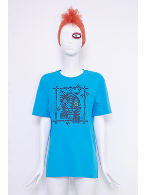 blue T-shirt with TIGER print in black, green