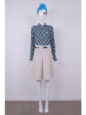 SIS by Spijkers en Spijkers blouse met wolkvormige kraag en boordjes in blauwe grafische revolutie print