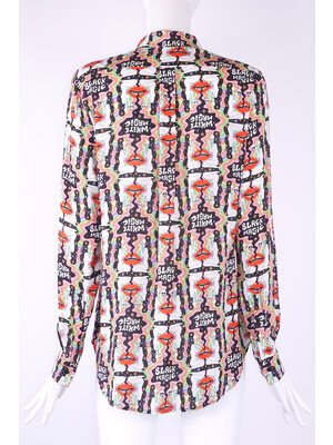 Klassieke blouse met borstzak in zachte mooi vallende viscose  met  Magic Rainbow print