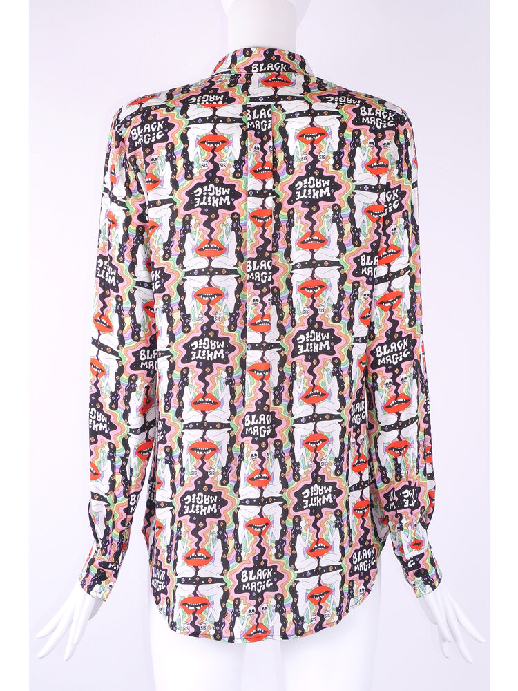 Klassieke blouse met borstzak in zachte mooi vallende viscose  met  Magic Rainbow print