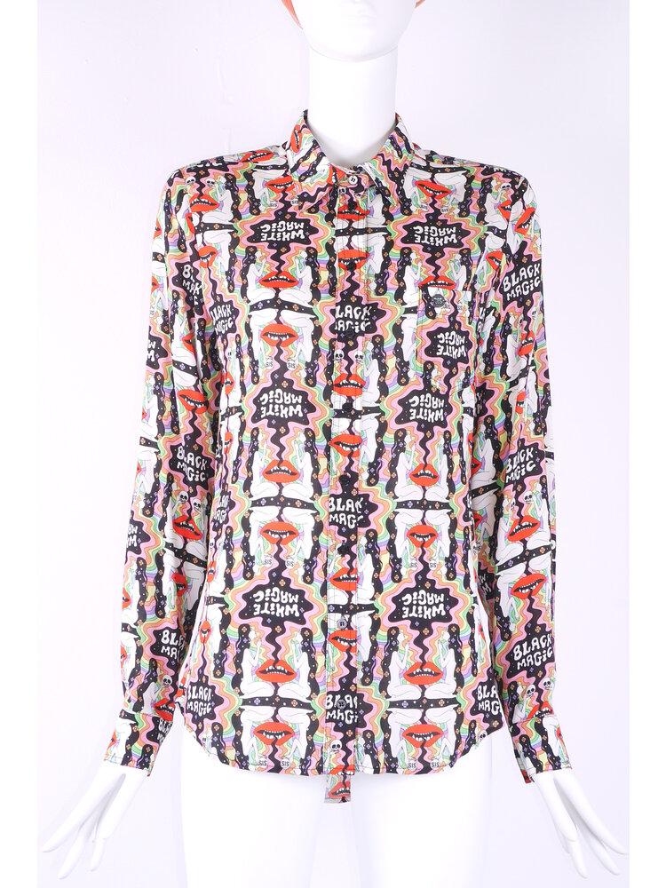 Klassieke blouse met borstzak in zachte mooi vallende viscose  met  Magic Rainbow print