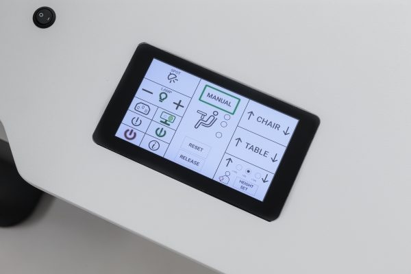 FISO refractieunit Easyvisus RM64 met lade, in hoogte verstelbaar2- instumentenblad en joystick. Blad kan roteren of schuiven