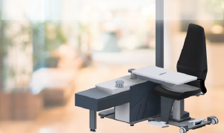 Yuratek refractieunit met rolstoeltoegankelijke opstelling en geïntegreerde bediening.