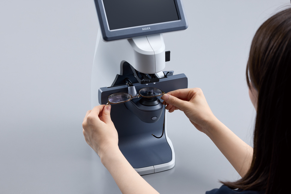 NIDEK LM-1PD Auto Lensmeter met PD- en transmissiemeting