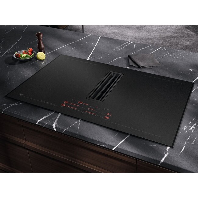 AEG XCD6847AS inductie kookplaat met afzuiging SaphirMatt 83 cm