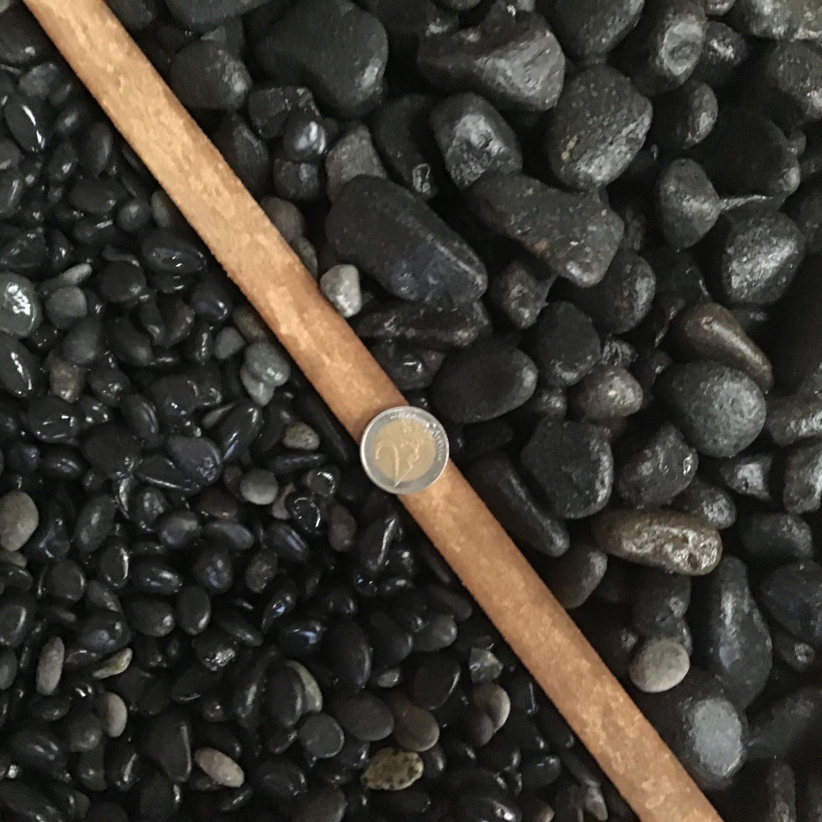 Basalt pebbles 16-25mm (100gr)