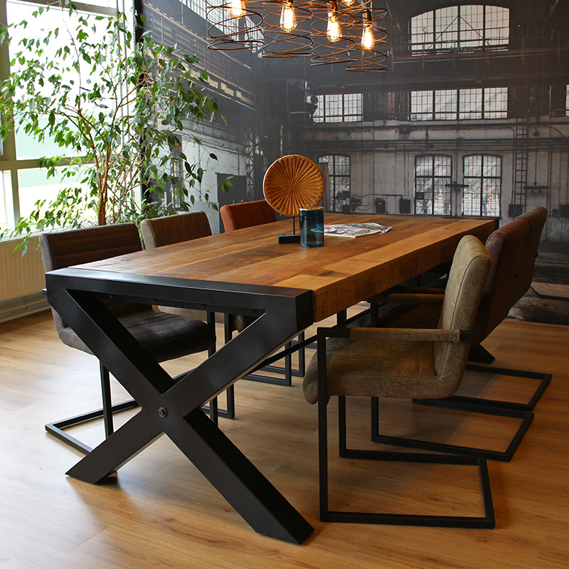 Esszimmertisch aus Mangoholz und Metall - Gratis Rückversand - Livin24