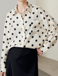  Seidenbluse mit Punkten