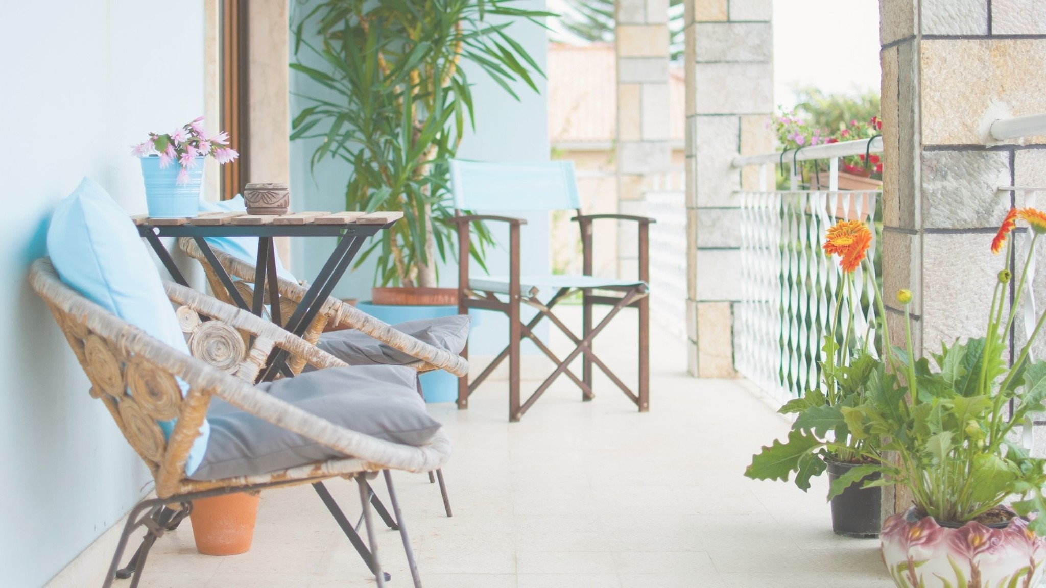 Gezellig zitten op een klein balkon; dat kan! Gezellig zitten op een klein balkon; dat kan!