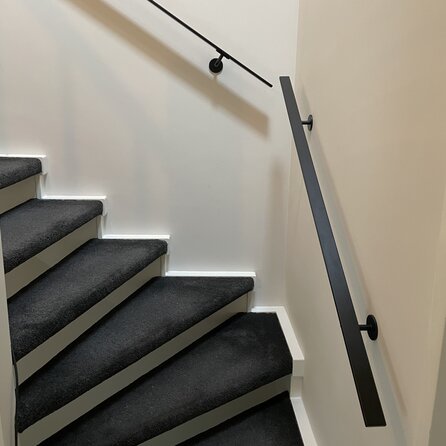 Trapleuning zwart - rechthoekig (40x10 mm) - met leuninghouders type 3 luxe - op maat - zwarte poedercoating - RAL 9005