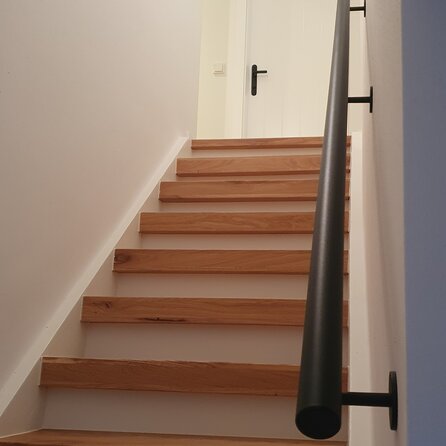 Trapleuning zwart - rond - met leuninghouders type 3 luxe - op maat - zwarte poedercoating - RAL 9005
