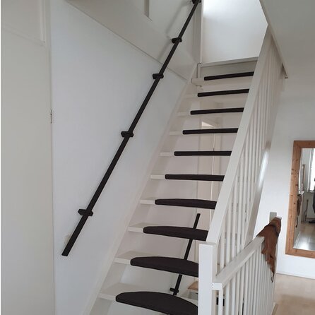 Trapleuning zwart - rechthoekig (40x10 mm) - met leuninghouders type 13 - op maat - zwarte poedercoating - RAL 9005 Trapleuning zwart - rechthoekig (40x10 mm) - met leuninghouders type 13 - op maat - zwarte poedercoating - RAL 9005