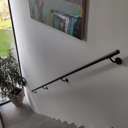 Trapleuning antraciet - rond smal - met leuninghouders type 2 - op maat - donkergrijze poedercoating - RAL 7016 of 7021