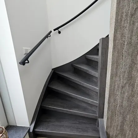 Trapleuning zwart - rond smal - met leuninghouders type 3 - op maat - zwarte poedercoating - RAL 9005