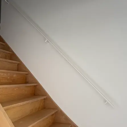 Trapleuning wit - rechthoekig (40x10 mm) - met leuninghouders type 3 luxe - op maat - witte poedercoating - RAL 9016, 9010 of 9001