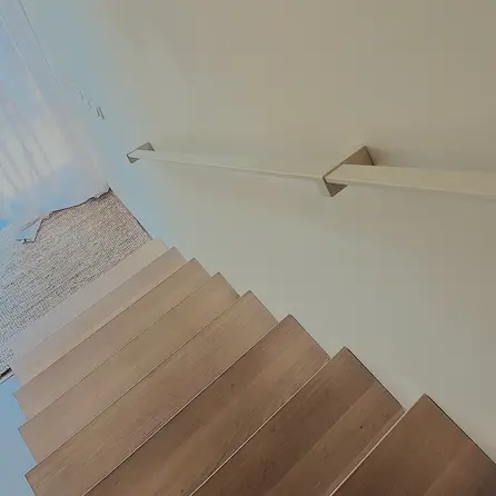 Trapleuning RAL kleur naar wens - rechthoekig (40x10 mm) - met leuninghouders type 13 - op maat - poedercoating in iedere RAL kleur