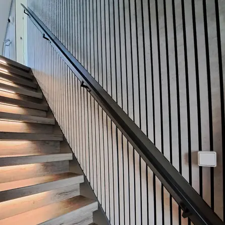 Trapleuning antraciet - rechthoekig (40x20 mm) - met leuninghouders type 11 - op maat - donkergrijze poedercoating - RAL 7016 of 7021 Trapleuning antraciet - rechthoekig (40x20 mm) - met leuninghouders type 11 - op maat - donkergrijze poedercoating - RAL 7016 of 7021