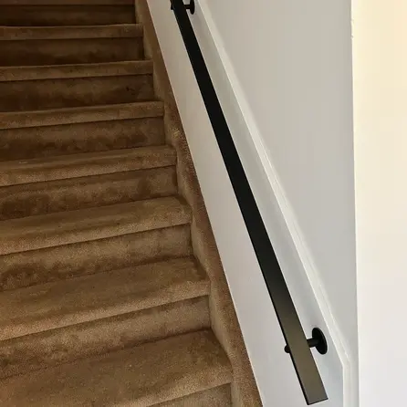 Trapleuning zwart - rechthoekig (40x10 mm) - met leuninghouders type 3 luxe - op maat - zwarte poedercoating - RAL 9005 Trapleuning zwart - rechthoekig (40x10 mm) - met leuninghouders type 3 luxe - op maat - zwarte poedercoating - RAL 9005