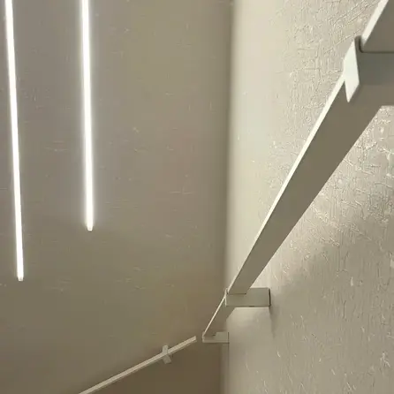 Trapleuning wit - rechthoekig (40x10 mm) - met leuninghouders type 13 - op maat - witte poedercoating - RAL 9016, 9010 of 9001 Trapleuning wit - rechthoekig (40x10 mm) - met leuninghouders type 13 - op maat - witte poedercoating - RAL 9016, 9010 of 9001