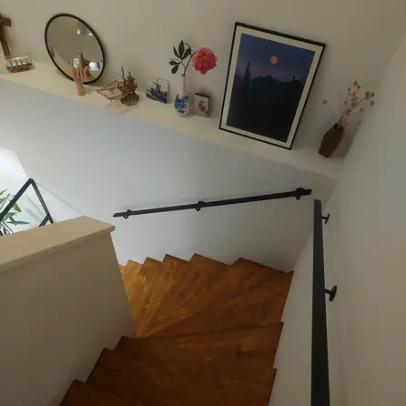 Trapleuning zwart - rechthoekig (40x10 mm) - met leuninghouders type 1 - op maat - zwarte poedercoating - RAL 9005 Trapleuning zwart - rechthoekig (40x10 mm) - met leuninghouders type 1 - op maat - zwarte poedercoating - RAL 9005