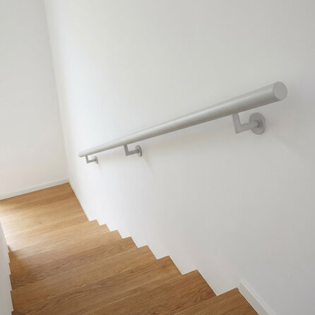 Trapleuning grijs - rond smal - met leuninghouders type 3 luxe - op maat - grijze poedercoating - RAL 7030, 7044, 1019 of 9002