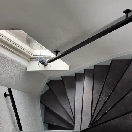 Trapleuning zwart - rechthoekig (40x20 mm) - met leuninghouders type 16 - op maat - zwarte poedercoating - RAL 9005