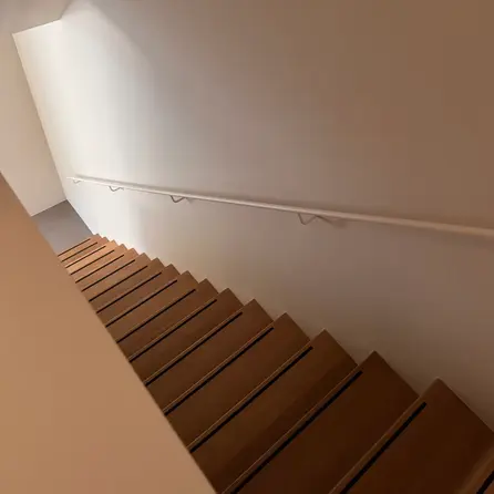 Smeedijzeren trapleuning - RAL kleur naar wens (gecoat) - rond (20 mm) massief - met gelaste ronde houders - op maat - poedercoating in iedere RAL kleur