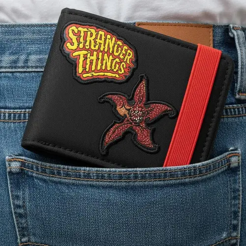 Stranger Things Stranger Things Wallet – Black Fan Wallet with Demogorgon Patch & Red Elastic Band Stranger Things Stranger Things Wallet – Black Fan Wallet with Demogorgon Patch & Red Elastic Band