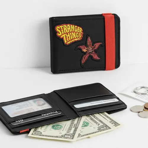 Stranger Things Stranger Things Wallet – Black Fan Wallet with Demogorgon Patch & Red Elastic Band Stranger Things Stranger Things Wallet – Black Fan Wallet with Demogorgon Patch & Red Elastic Band