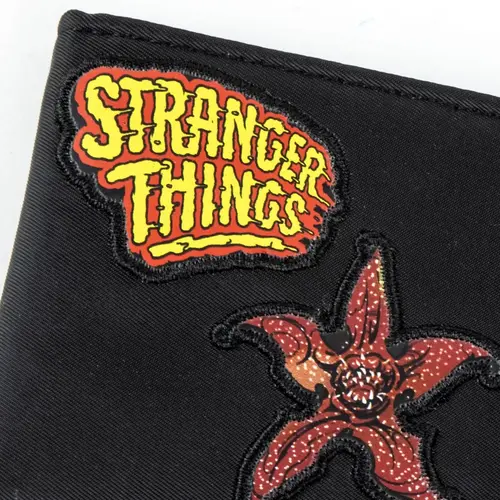 Stranger Things Stranger Things Wallet – Black Fan Wallet with Demogorgon Patch & Red Elastic Band Stranger Things Stranger Things Wallet – Black Fan Wallet with Demogorgon Patch & Red Elastic Band