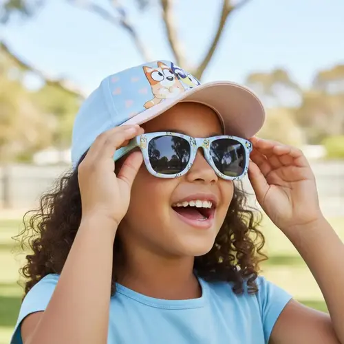 Bluey Bluey en Bingo Pet en Zonnebril Set – Lichtblauw/Roze – UV400 Bescherming – Verstelbare Zomer Pet voor Kinderen