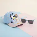 Bluey Bluey en Bingo Pet en Zonnebril Set – Lichtblauw/Roze – UV400 Bescherming – Verstelbare Zomer Pet voor Kinderen