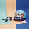 Bluey Bluey Pet met Zonnebril Kinderen – Zomer Set – UV400 Bescherming – Verstelbare Cap – Officieel Gelicenseerd