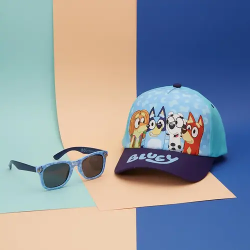 Bluey Bluey Pet met Zonnebril Kinderen – Zomer Set – UV400 Bescherming – Verstelbare Cap – Officieel Gelicenseerd