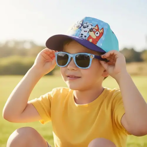 Bluey Bluey Pet met Zonnebril Kinderen – Zomer Set – UV400 Bescherming – Verstelbare Cap – Officieel Gelicenseerd