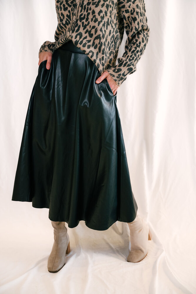 CAMILLE longue jupe en similicuir noir CAMILLE longue jupe en similicuir noir