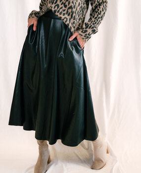 CAMILLE longue jupe en similicuir noir CAMILLE longue jupe en similicuir noir